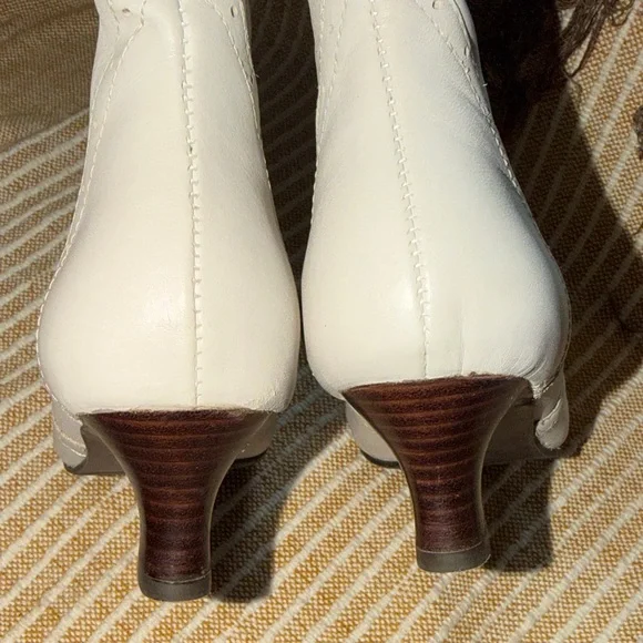 ArrayVintage Cream Lace-Up Knee Boot with Scalloped Trim
